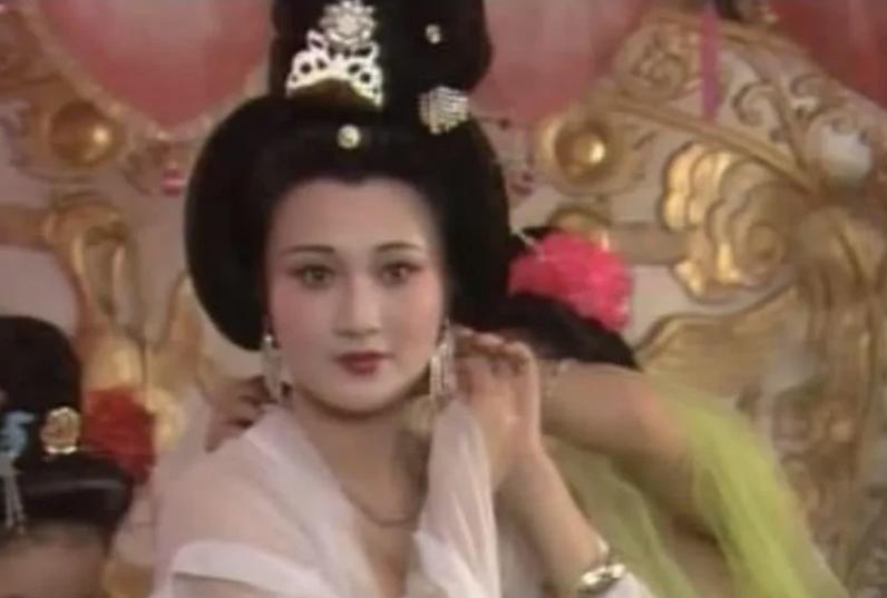 756年7月，从未碰过女人的太监高力士，抱着一位体态丰腴的中年女人，将她的大脑袋