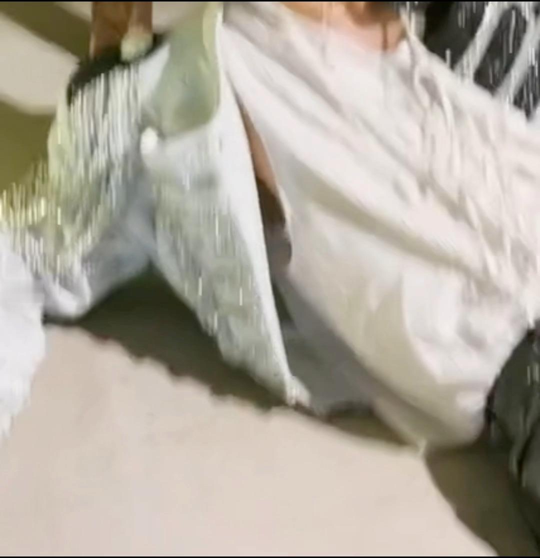 吊带里面居然还穿了个小背心，恩妹开始防着我们了
