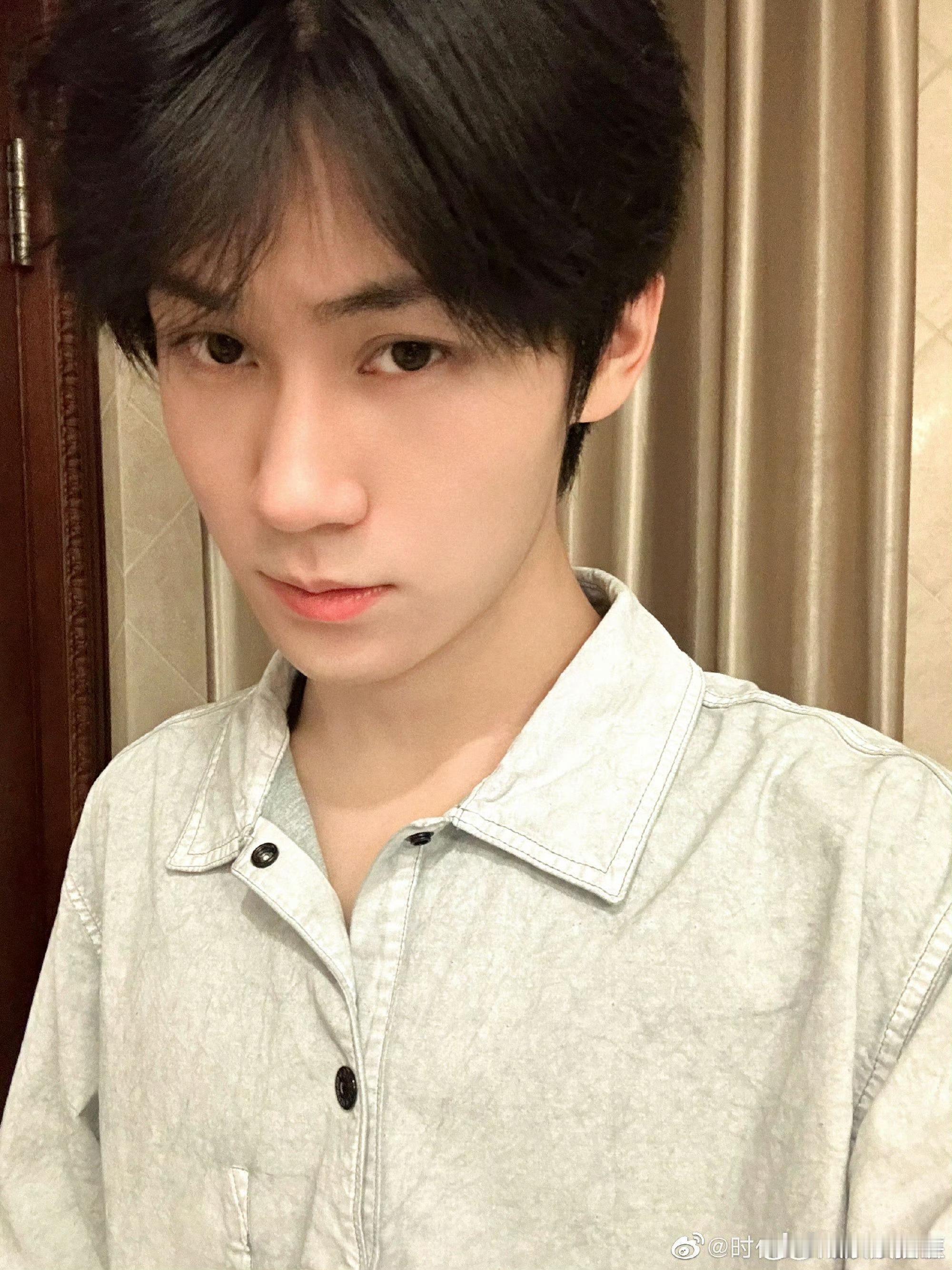 张真源给NPC倒茶谁被张真源的操作逗乐了，密逃遇到NPC不躲闪，反而认认真真倒茶