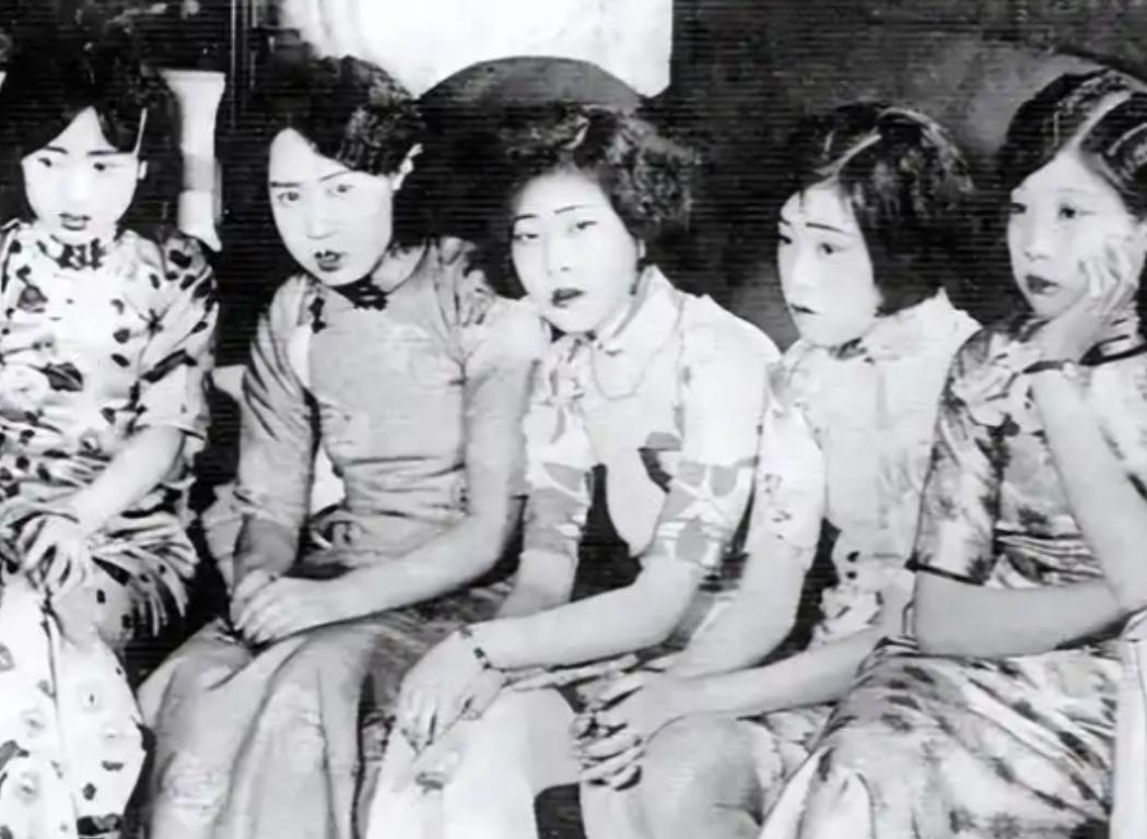 1912年清帝退位，维系两百多年的旗人俸禄制度彻底终止，大量失去生计的八旗妇女被