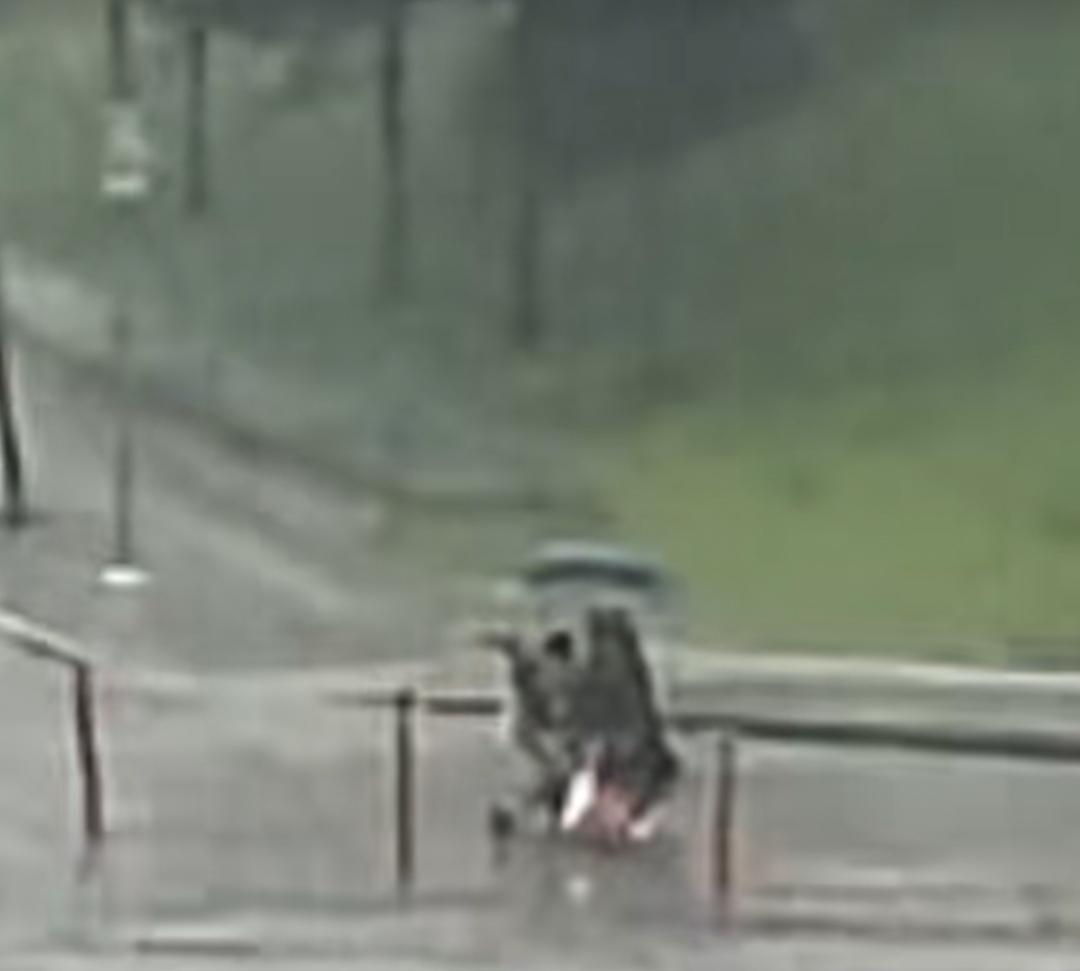 暴雨里的一把伞，撑起街头融融暖意。6月4日，浙江义乌骤然降下暴雨，狂风裹挟着大雨