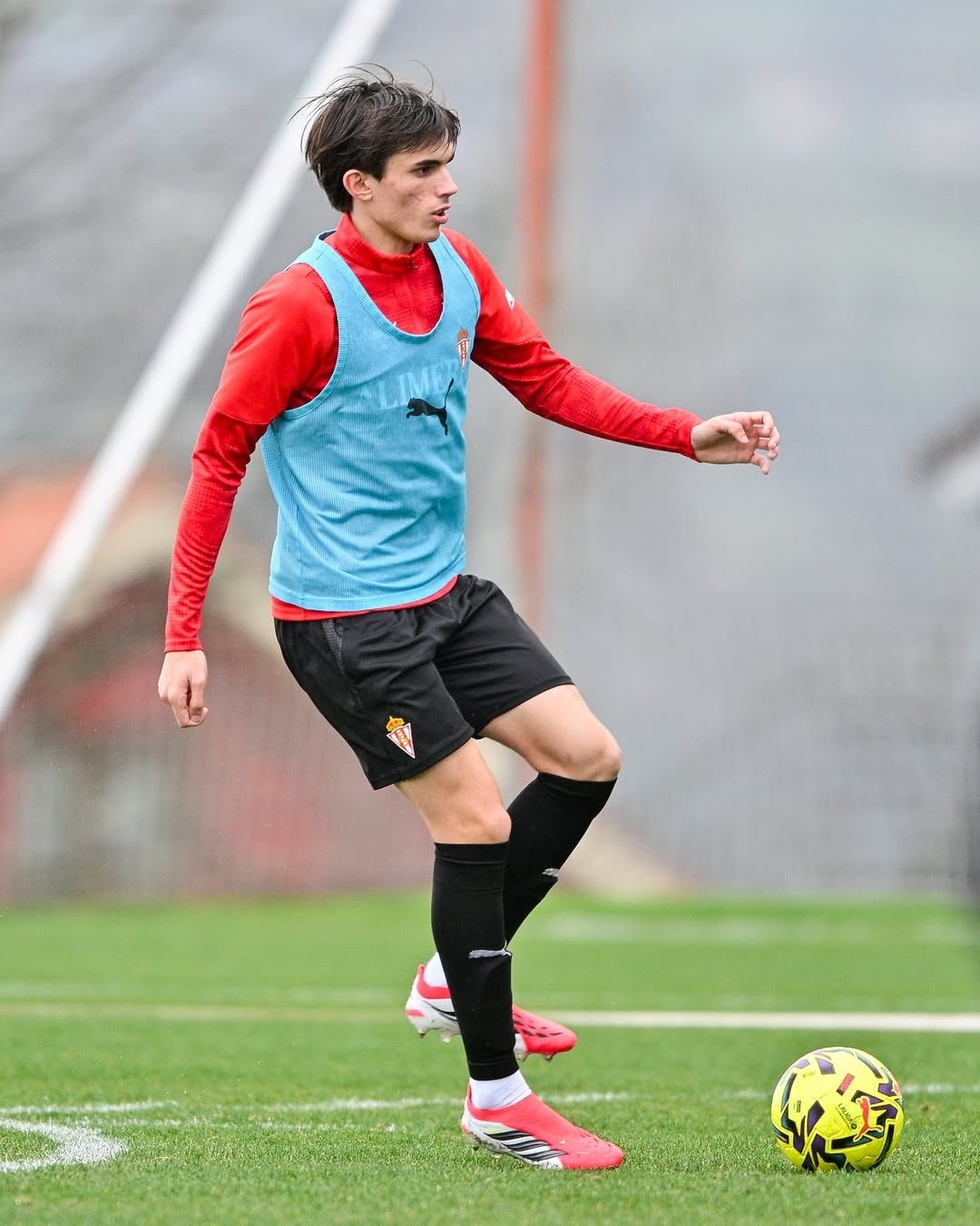 安德烈斯·昆卡在从巴塞罗那租借到希洪竞技的首场比赛后遭遇肌肉拉伤，将缺席数周比赛