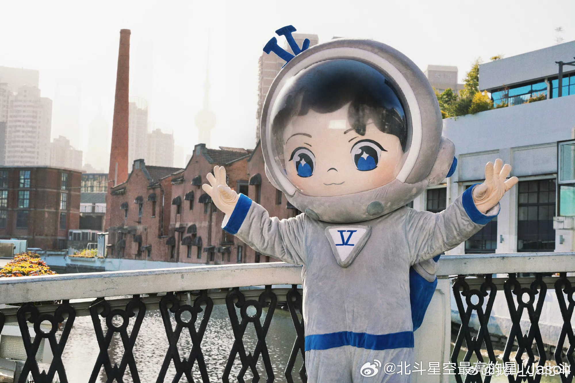 斗斗怎么场景不一样长得也这么不一样第一张看着小小的第二张看着圆圆鼓鼓的 