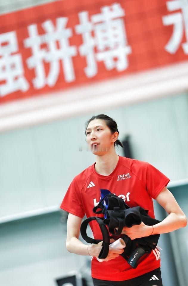 【伤愈归来 吴梦洁期待与队友并肩战斗】

8月12日，中国女排在国家体育总局训练