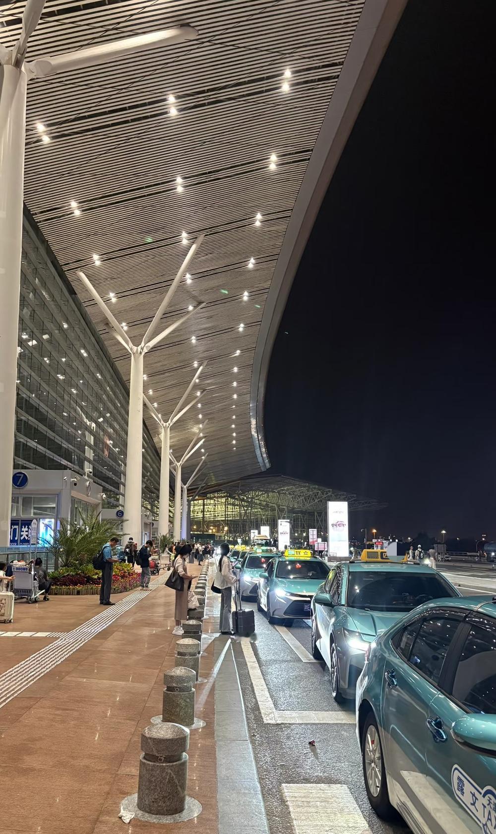 各地都有坑人的出租车司机
你想啊，游客不熟路，绕远路、不打表，人家可能都察觉不出