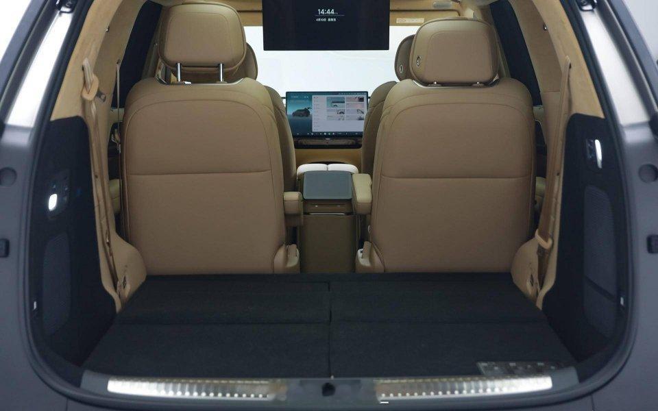 小鹏 GX 还会有一个隐藏色，这次预售价 39.98  万。目前看小鹏后面的车型