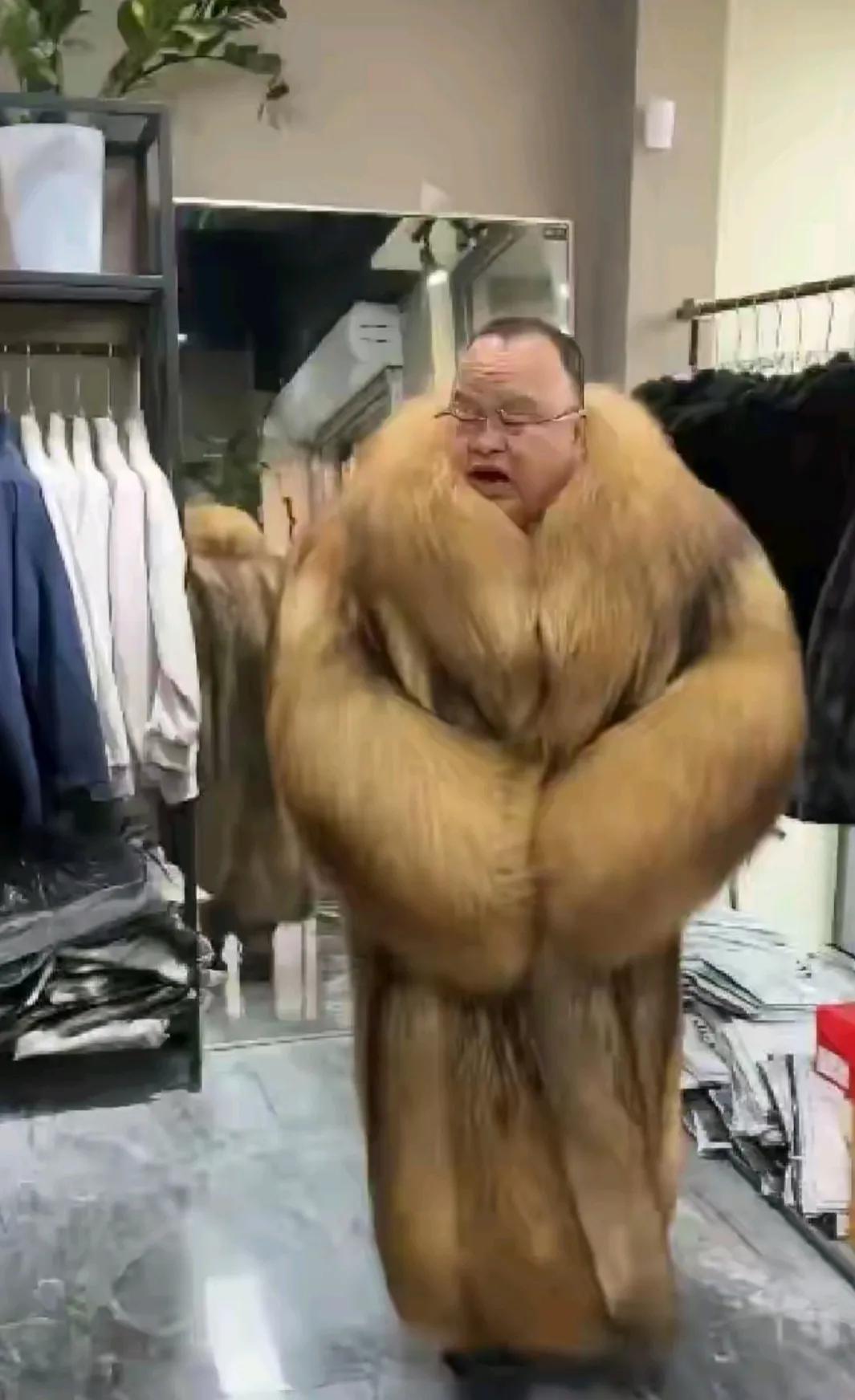 卖皮草的老板把这个顾客夸上天了[捂脸]

本来想买皮草

最后还给配个帽子[捂脸