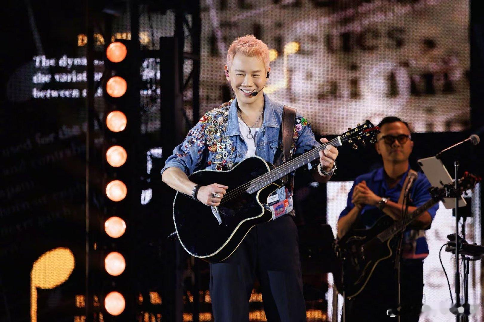 建议开心麻花考虑一下陶喆 看了演唱会talking，发现他喜剧感超强，开心麻花不