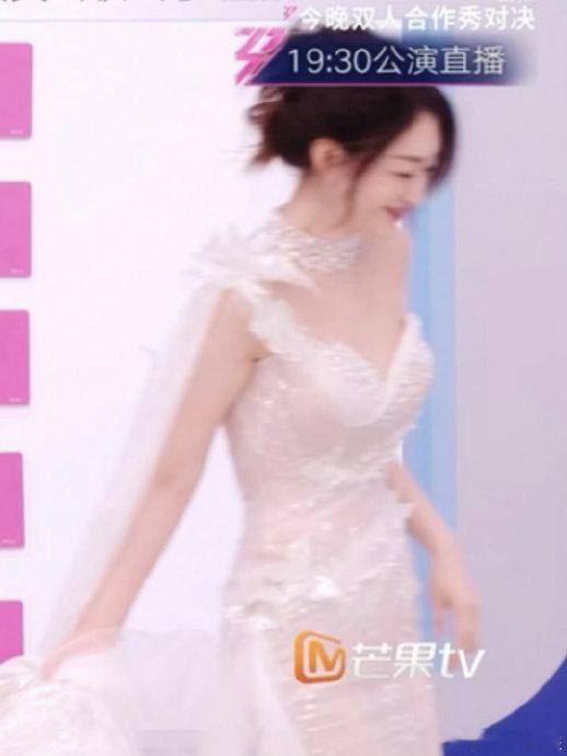 李小冉婚纱 美得好夸张家人们，今天必须来跟大家聊聊李小冉的婚纱造型，那真的是美得