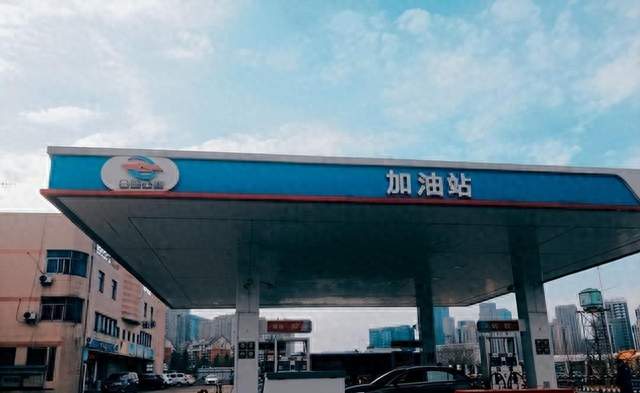 为什么路上还有3.22亿辆燃油车的时候，加油站会先崩溃呢？