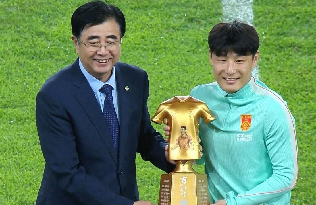 国足0比0泰国 武磊这哥们，刚出道挺惊艳，后来就一直没啥长进了，为啥呢？因为他不
