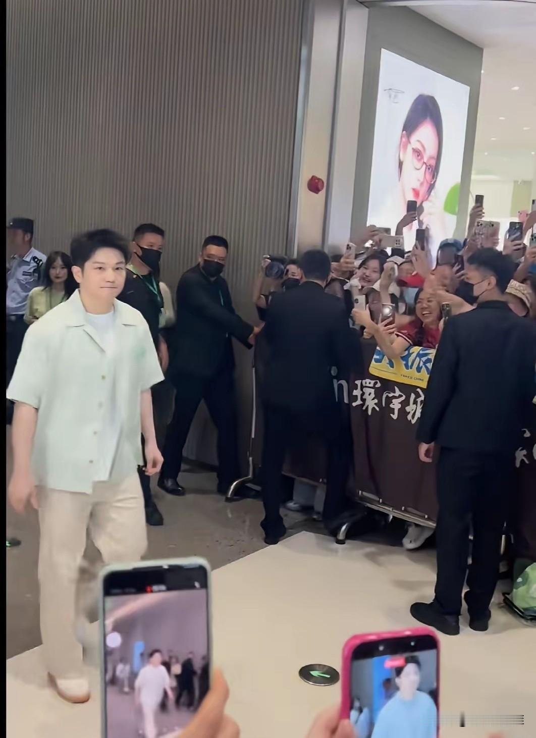 【暂离德甲后，樊振东的商务活动就一个接一个】难得假期，难得很忙，根本抽不开身，离
