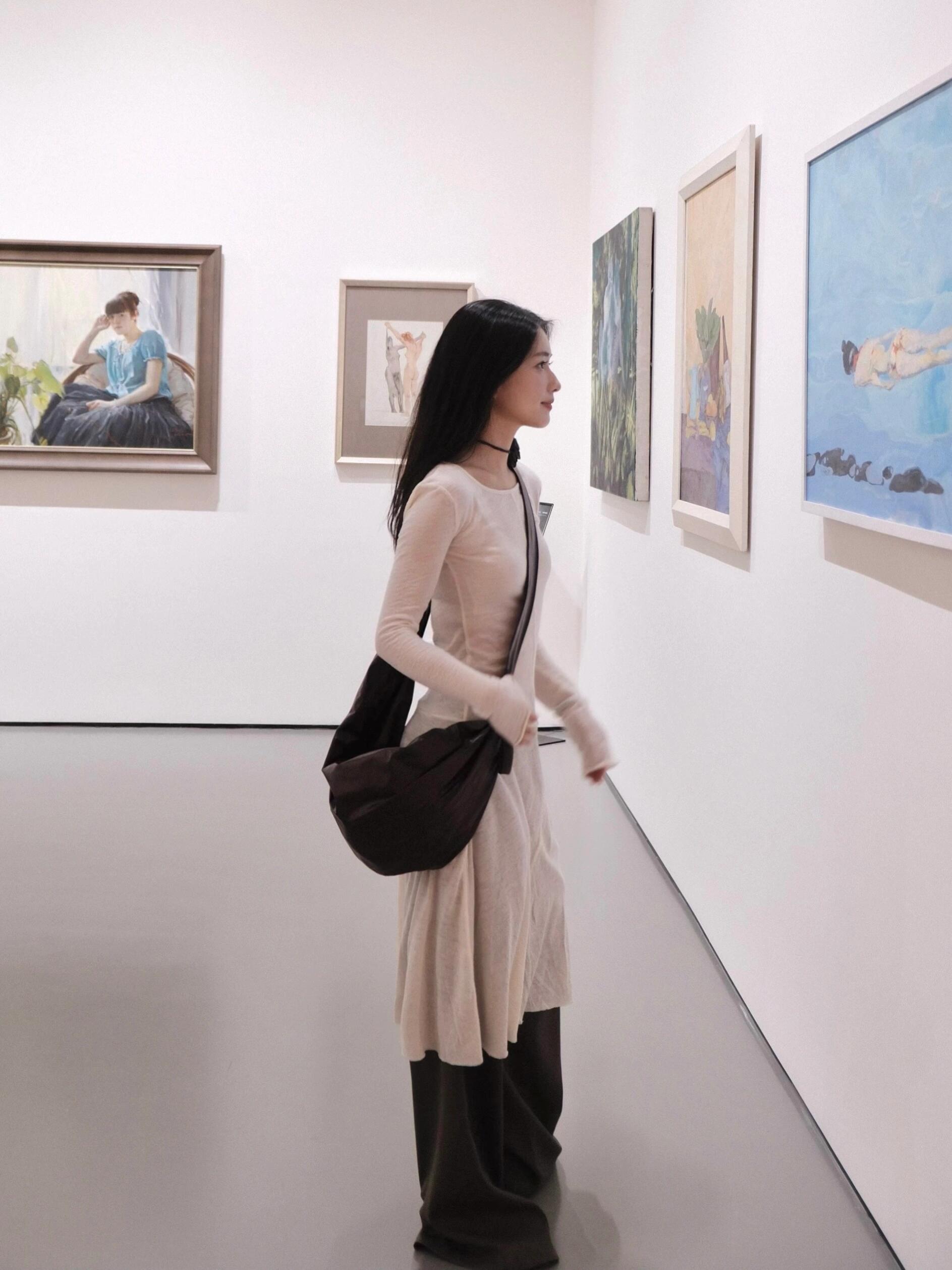 存一些看展拍照姿势🖼️ ​​​