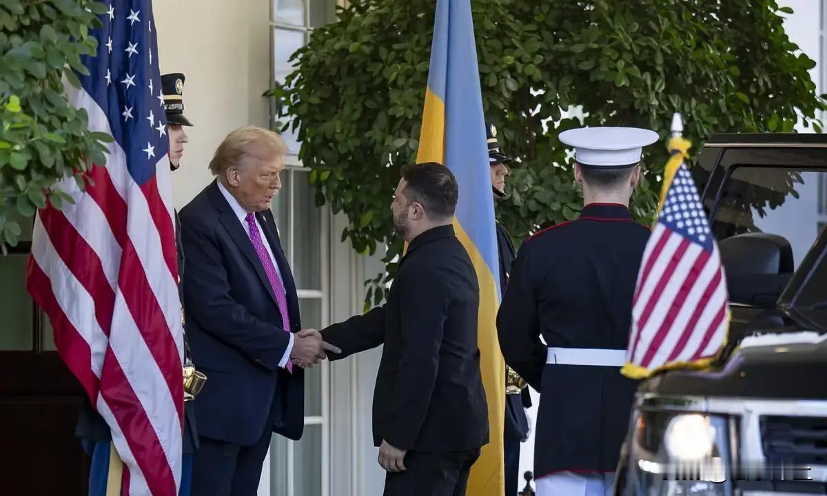 特朗普见泽连斯基前，与普京进行长达近两小时“富有成效”的通话，紧接着，海湖庄园特