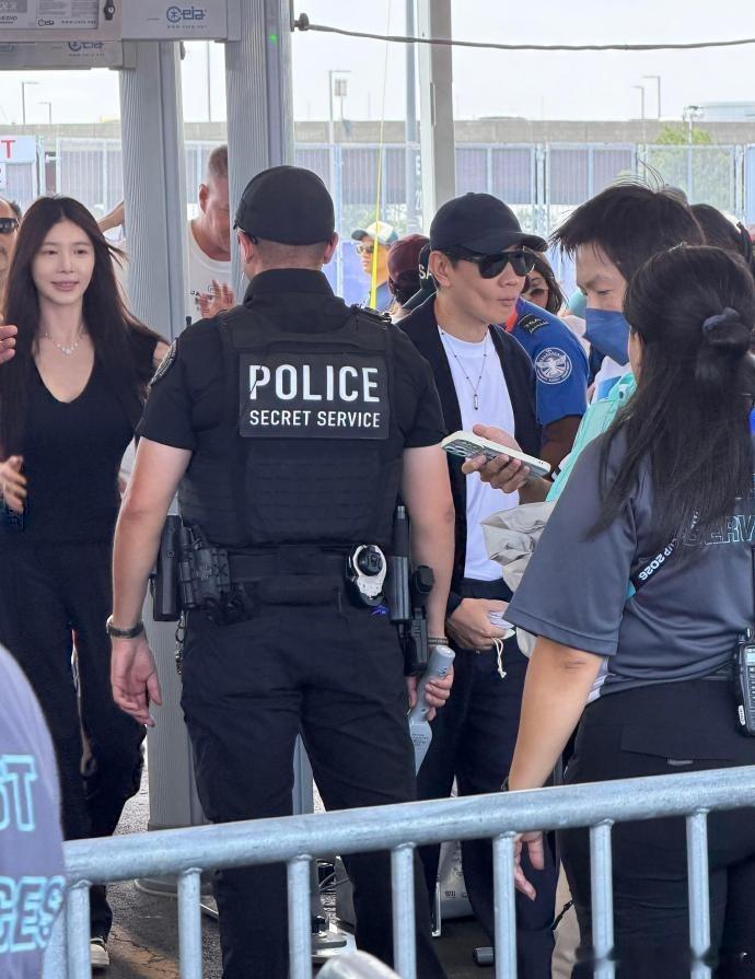 林俊杰携女友七七低调现身世界杯林俊杰七七挽手观赛好甜蜜世界杯决赛各路明星到场，林
