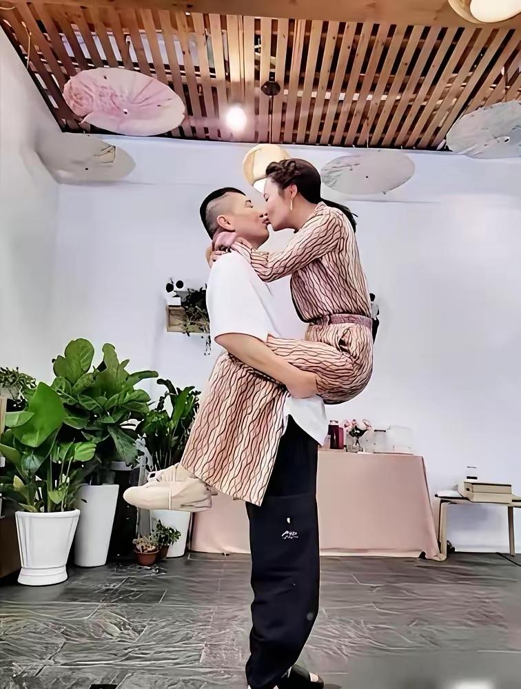这恩爱秀的真辣眼！
两人私下的感情肯定不错啦！