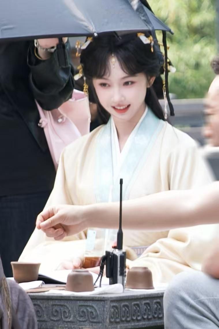 宣璐归良辰黄衣妆造宣璐这套黄衣妆造好绝，温婉又大气。宣璐归良辰上班路透