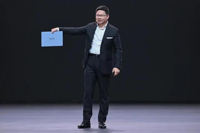 华为发布多个重大信息     智界S7轿车等亮相。4月11日，在华为举办的鸿蒙生