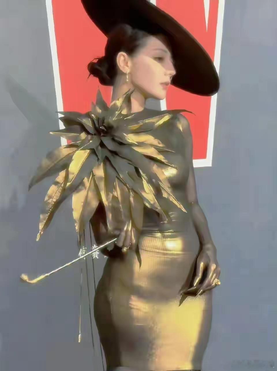 迪丽热巴 主人级别一袭鎏金拖地长裙，腰间镂空设计露出完美马甲线，走动时裙摆如星河