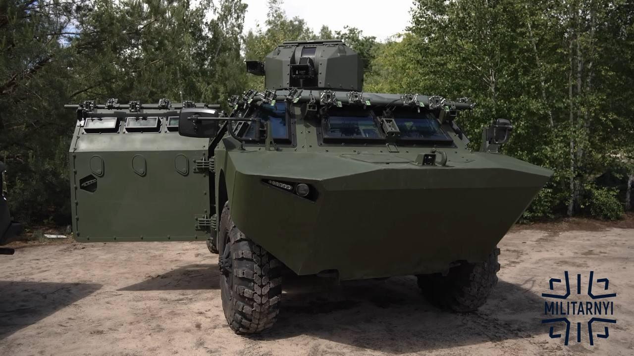 乌克兰基于升级版BRDM-2M自行装甲车研发了一款无人装甲车，旨在向前线阵地运送