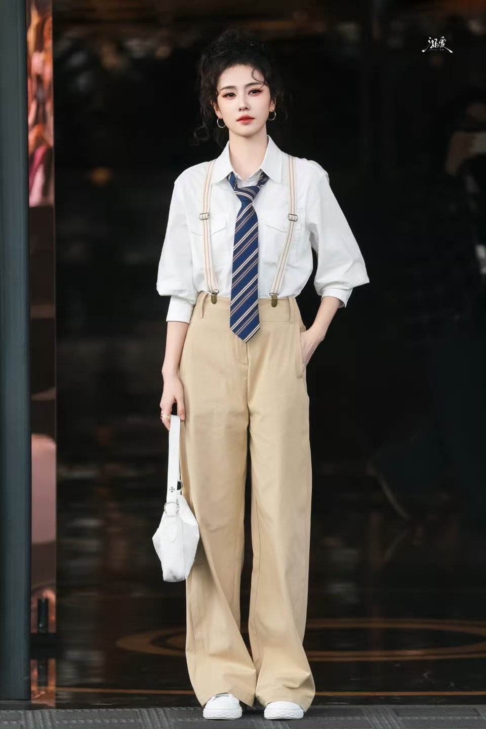 白鹿奔跑吧本次最后一次上班白鹿本月最后一次上班的路透来啦咱们白梦妍属于是睁开眼就