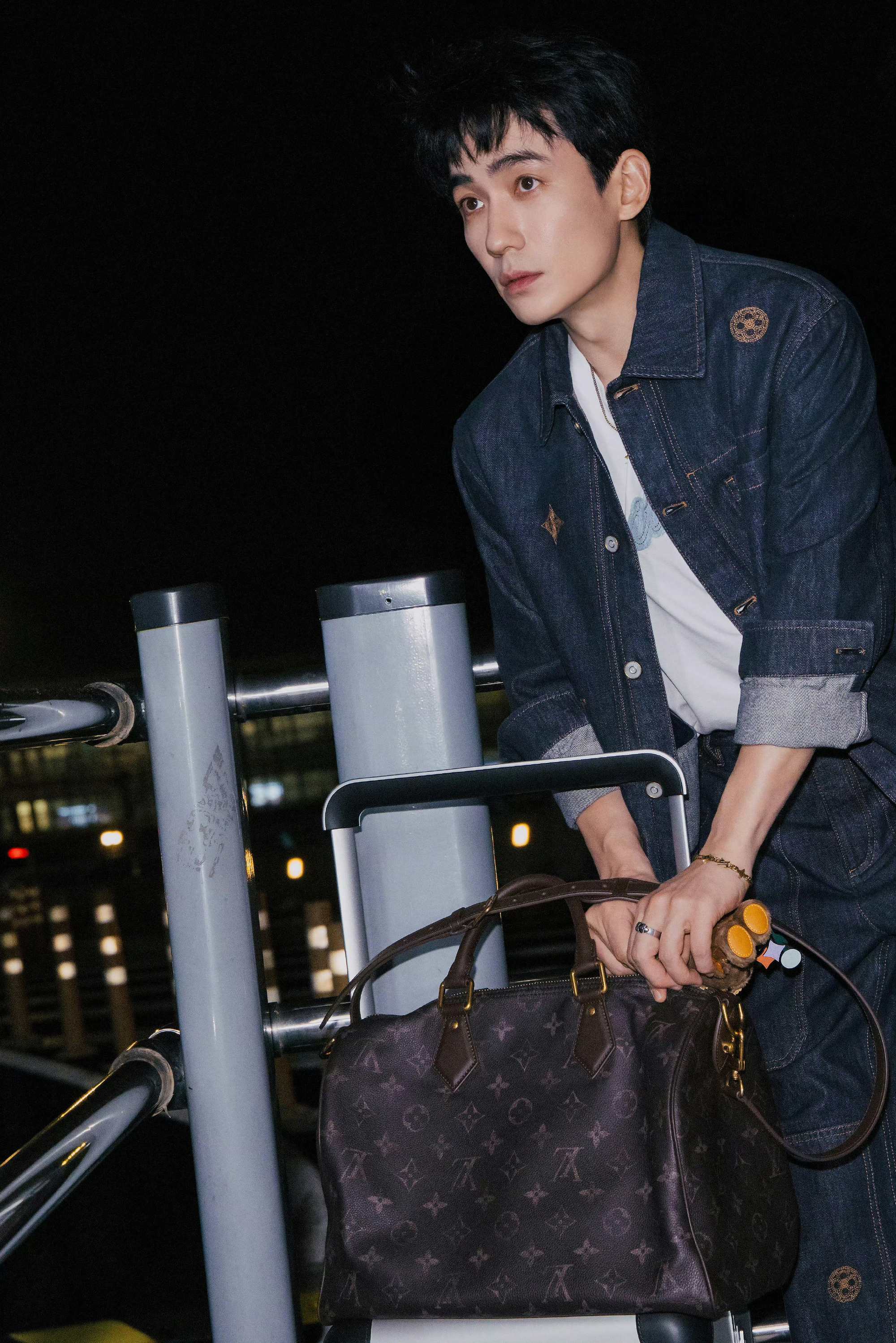 品牌代言人朱一龙出发巴黎男装周，受邀参加Louis Vuitton 2027春夏