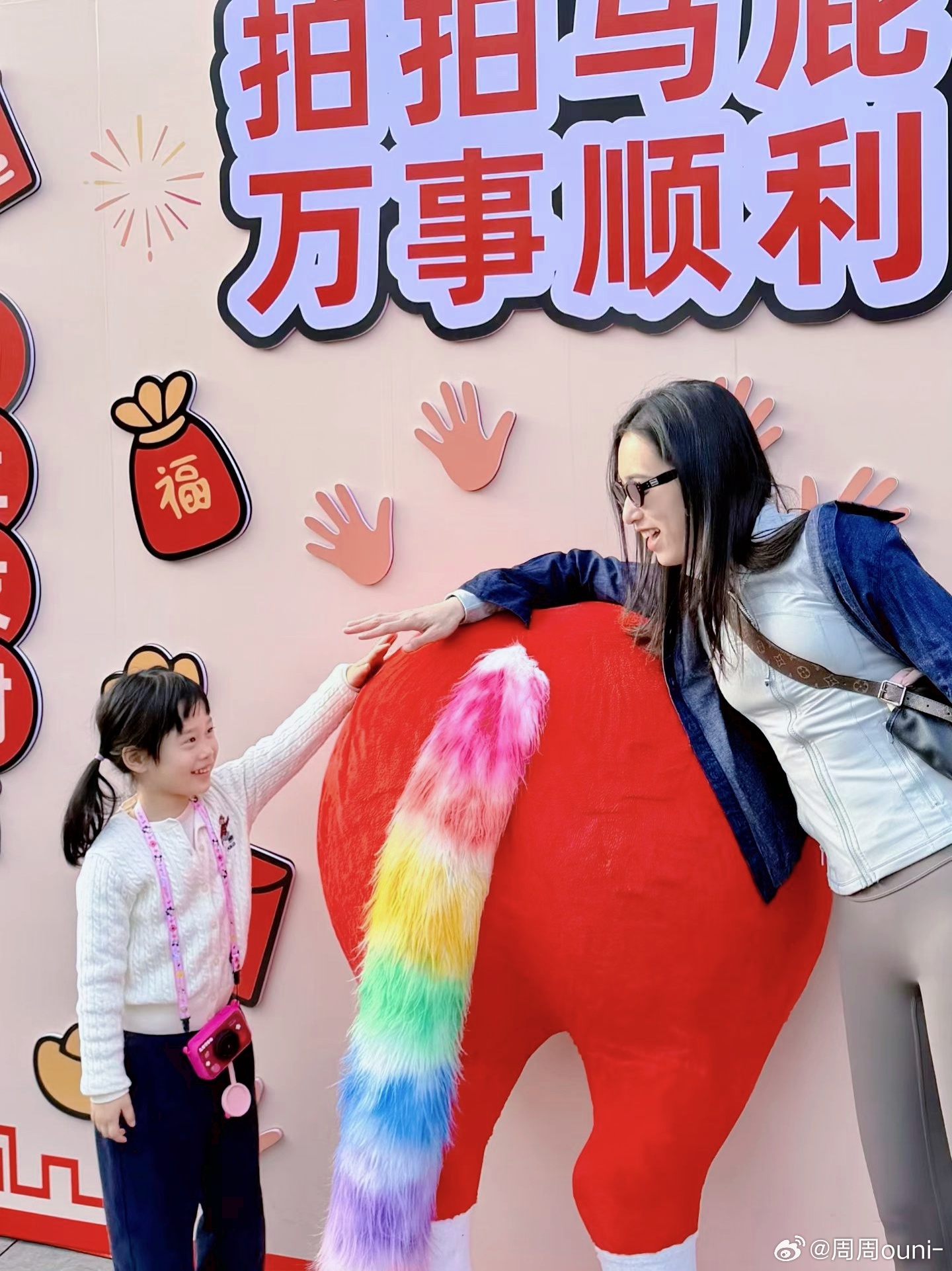 马年第一登，步步高升，万事顺遂！带着家里的小摄影师一起追光看世界。昨晚的灯海璀璨