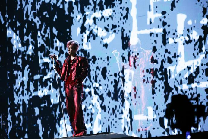 易烊千玺拆封易烊千玺在山的轮廓里被托起 易烊千玺拆封，易烊千玺在山的轮廓里被托起