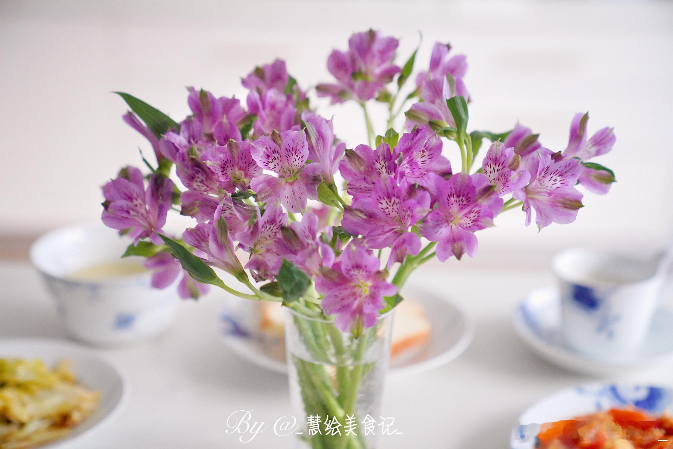 下雨了，有点冷，吃点暖和的~早餐番茄炒蛋、清炒绿甘蓝、小米粥、椰蓉吐司、燕麦奶~