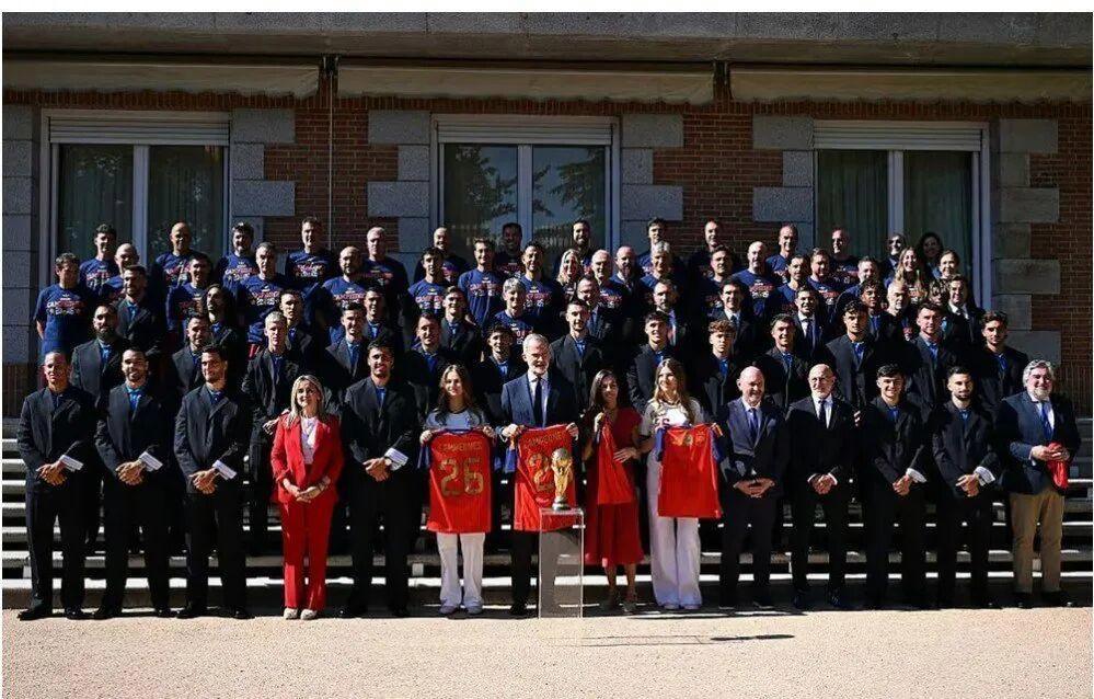 7月20日西班牙国家队世界杯夺冠凯旋，获王室与首相接见后全城巡游，超180万马德