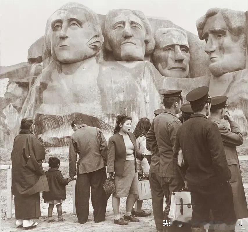 1950年，在美利坚控制（统治）战后的日本五年后，为了增强日本人民对美利坚（新·