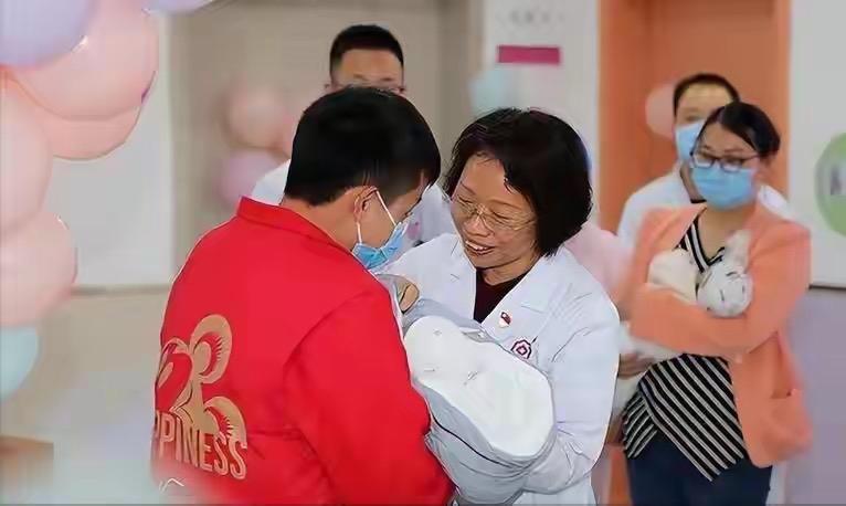 广东人为啥这么爱生孩子？

我说一点自己的观察。  广东这边更愿意生孩子，其实和