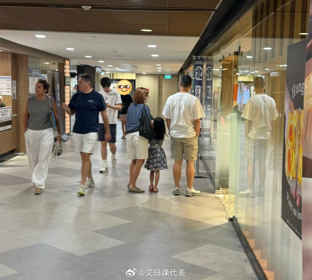 孙燕姿夫妇带女儿逛街新加坡偶遇孙燕姿一家 孙燕姿夫妇带女儿逛街，夫妻俩弯腰跟女儿