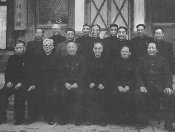 出席政协会议的中国共产党代表团合影。
前排左起，刘少奇、林伯渠、董必武、吴玉章、