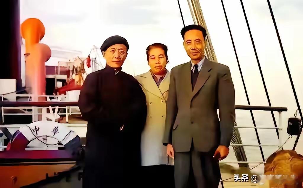 1963年，郭沫若（左一）与夫人于立群（中）在南宁参加广西历史学会成立大会后，到