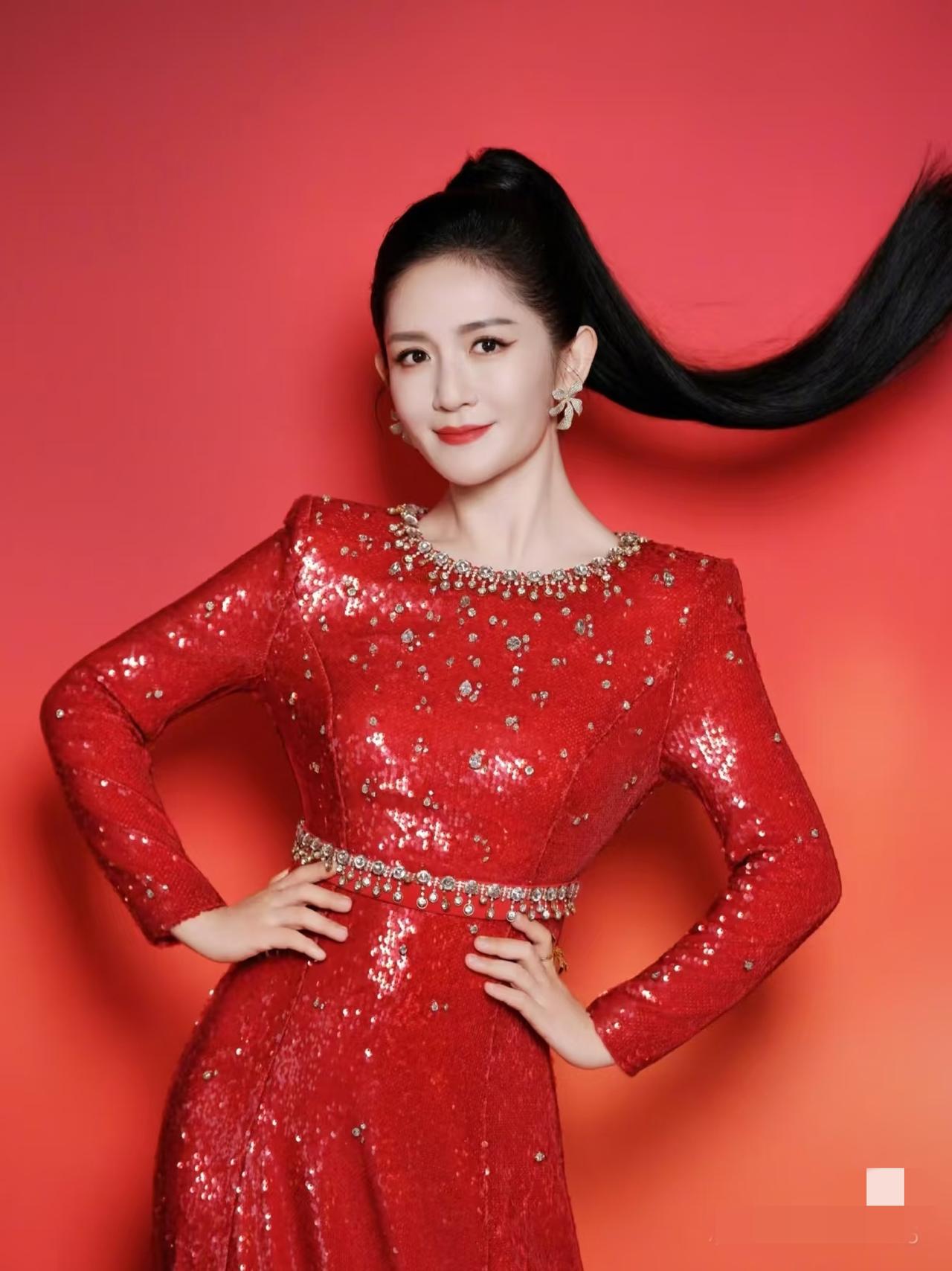 一觉睡起来
44岁谢娜官宣主持鸿蒙星光盛典的消息直接炸屏
谁能想到
那个在《快乐