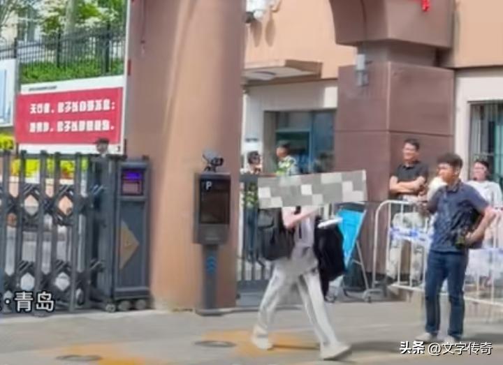 那些高考迟到学生此刻在干嘛？
高考结束了，
别的考生如释重负，
忙着和同学聚会，