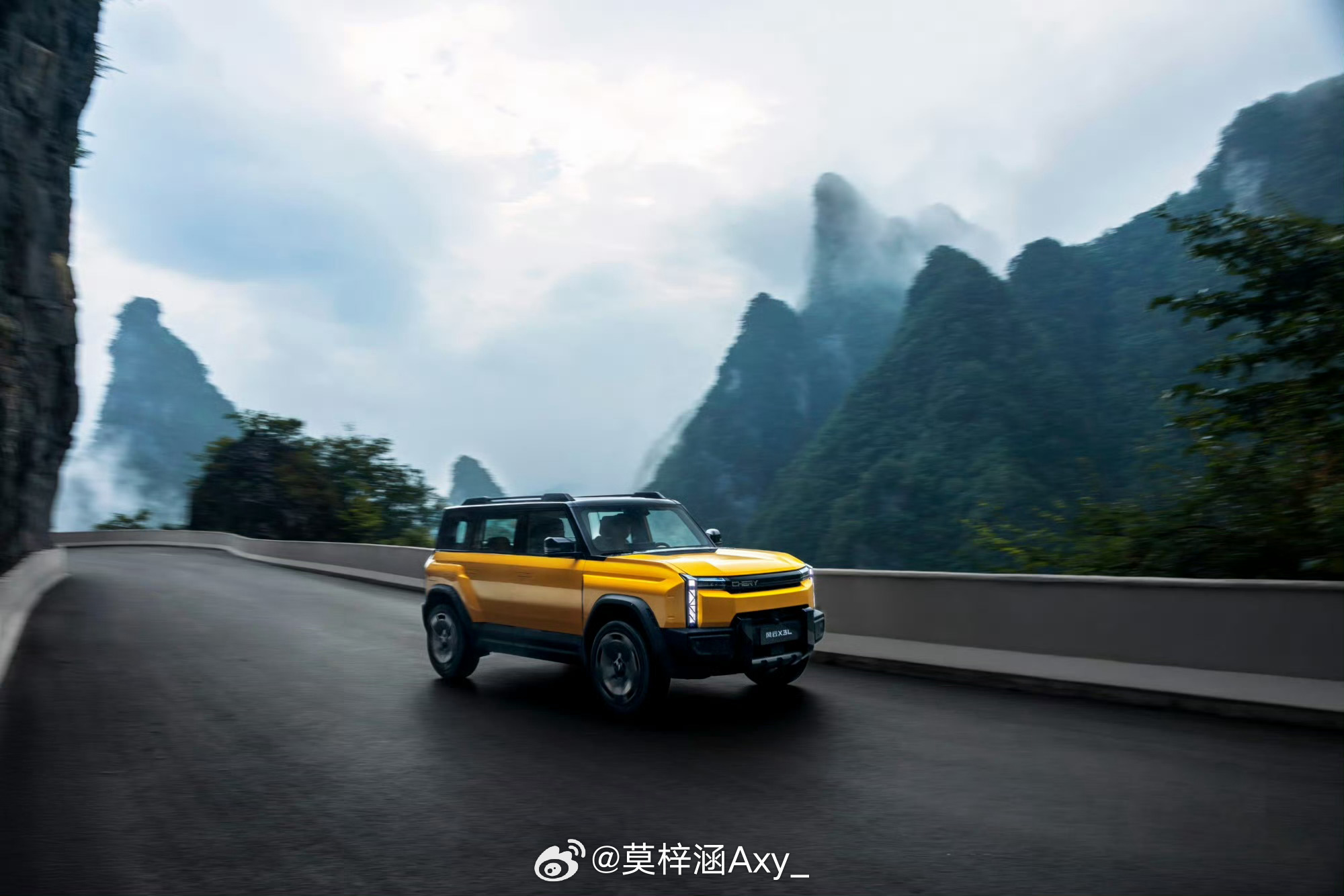 风云X3L要等天门山不抽象了再爬奇瑞风云X3L挑战天门山999阶天梯，彰显中国汽