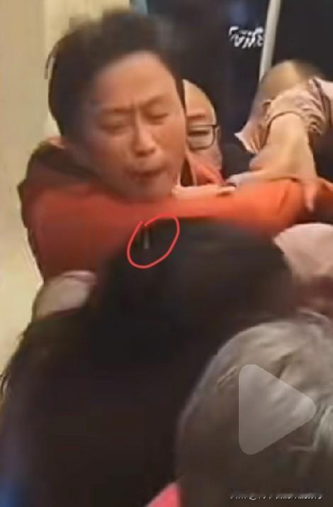 谁家的赶紧拉回去吧，把上海这座文明城市败坏了。
这么多老太太强行拉着，逼着女孩让