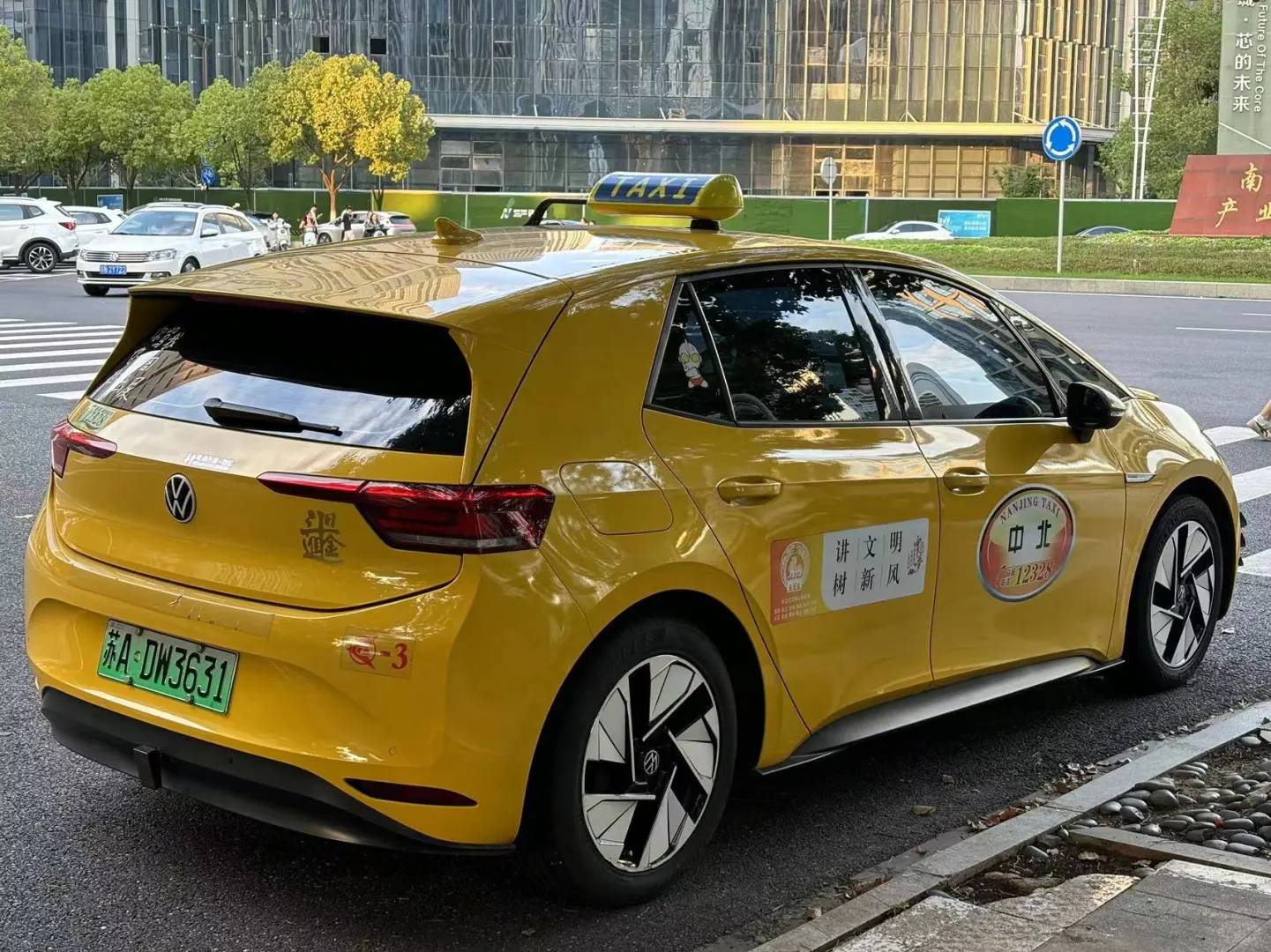 乍一看以为是仿NYT改色膜 原来是真出租🚕