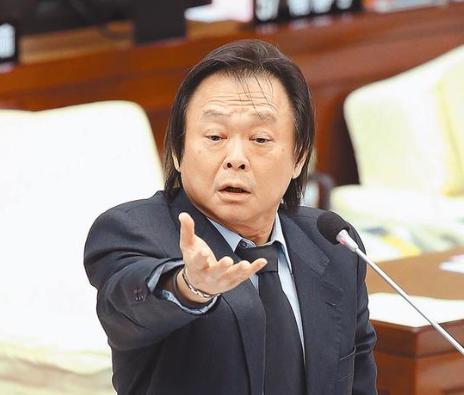 王世坚尴尬坏了！



王世坚最近沉默了。
那首《没出息》的歌带火了他，
但大陆