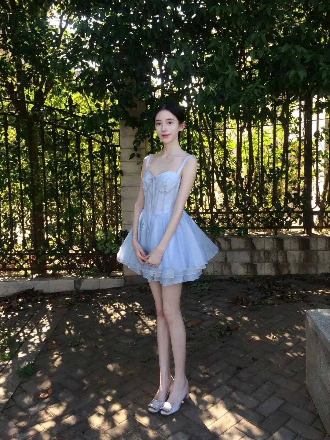 夏日清新少女风，浅蓝色连衣裙，阳光下的甜美时光。