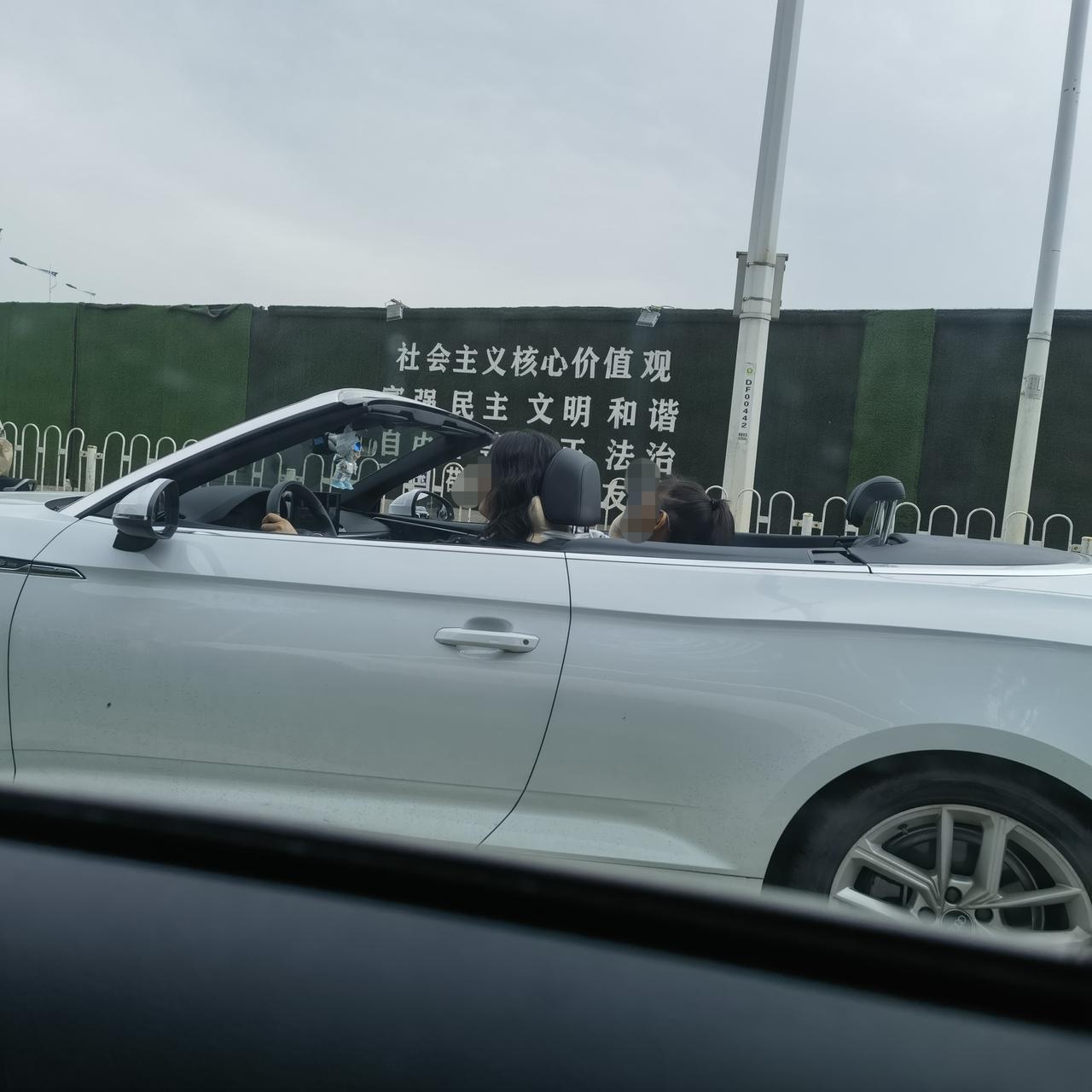 清明节武汉街头，母女开敞篷车，好拉风，不怕大风吹吗？
