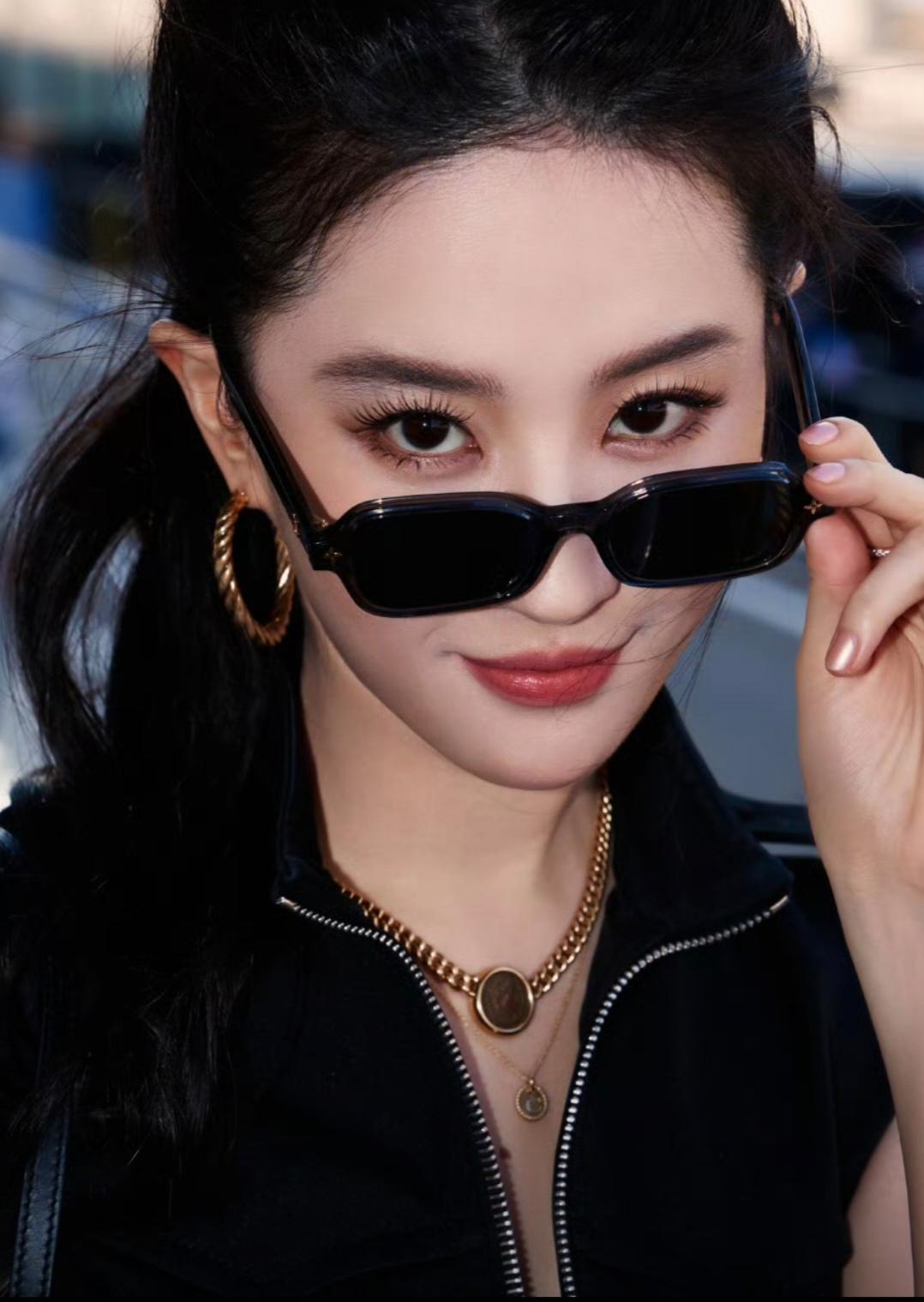 权威镜头下权威的容貌。