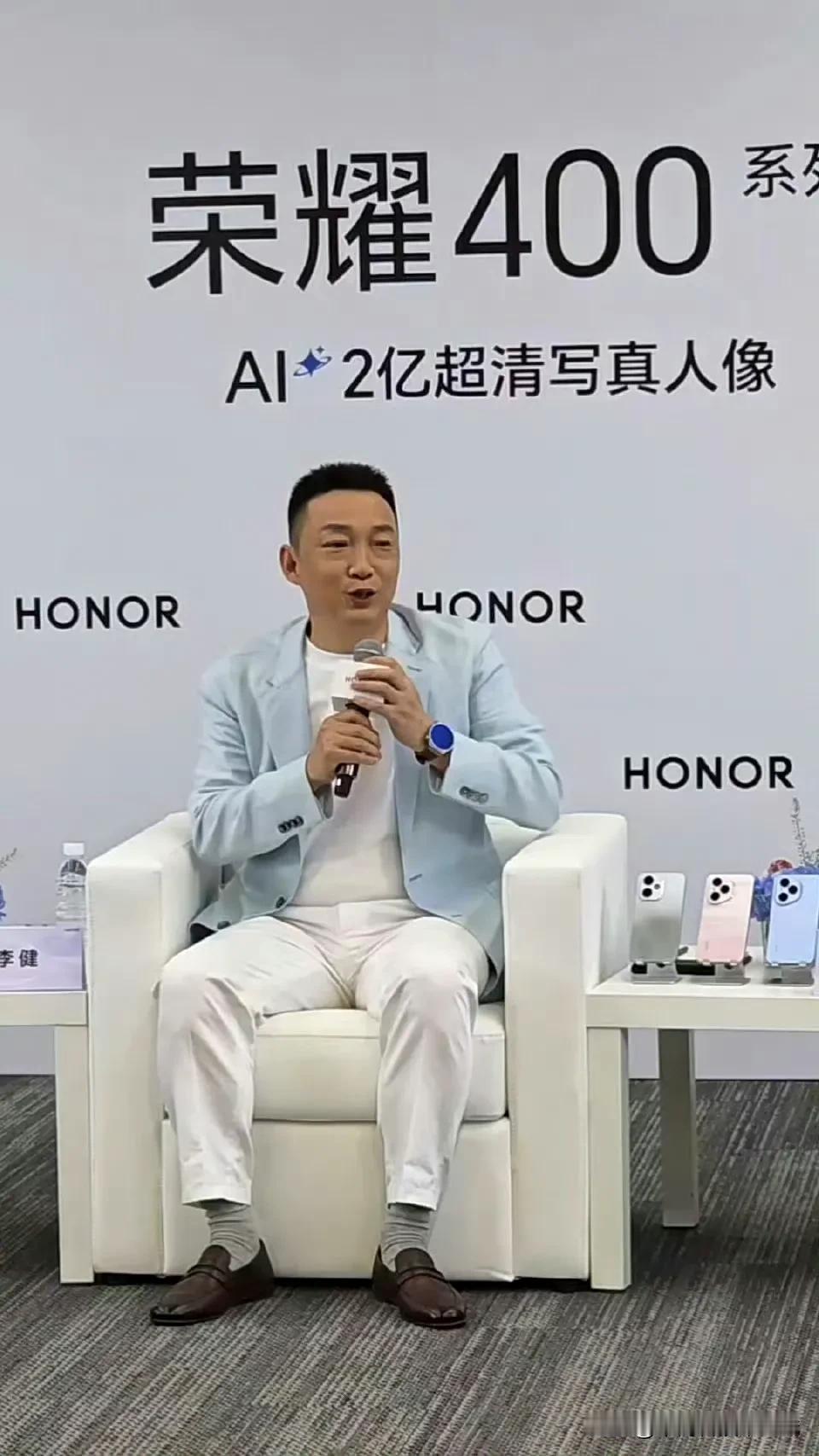 果然是新人新气象！5月28日的发布会上，荣耀CEO李健首秀并且宣布了“全球百万雄