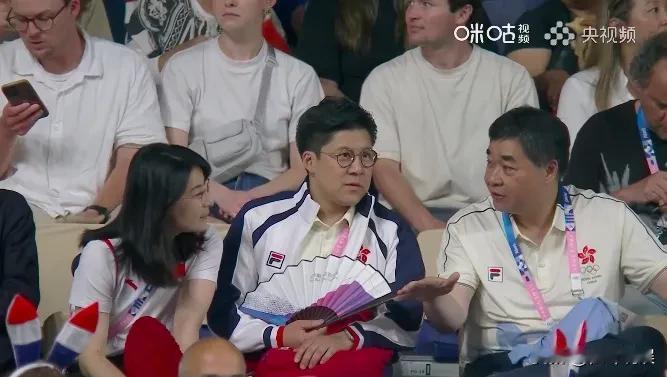 #和安踏一起为中国队加油# 
香港乒乓球争夺铜牌赛，霍家父子真的是显眼包呀！霍家