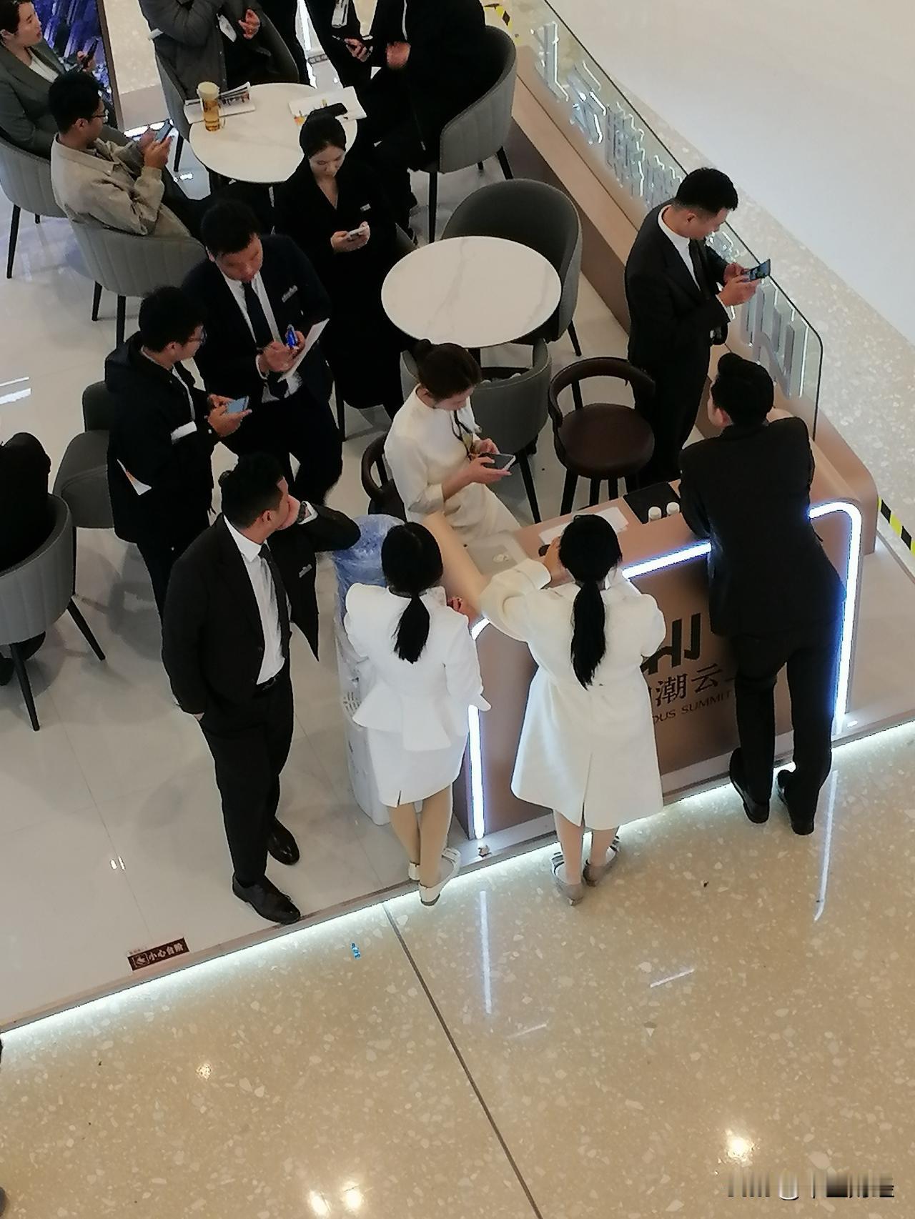 真拼呐！

在这所大型超市购物中心中，即将下班了，但你看看这些房地产人，仍然在租