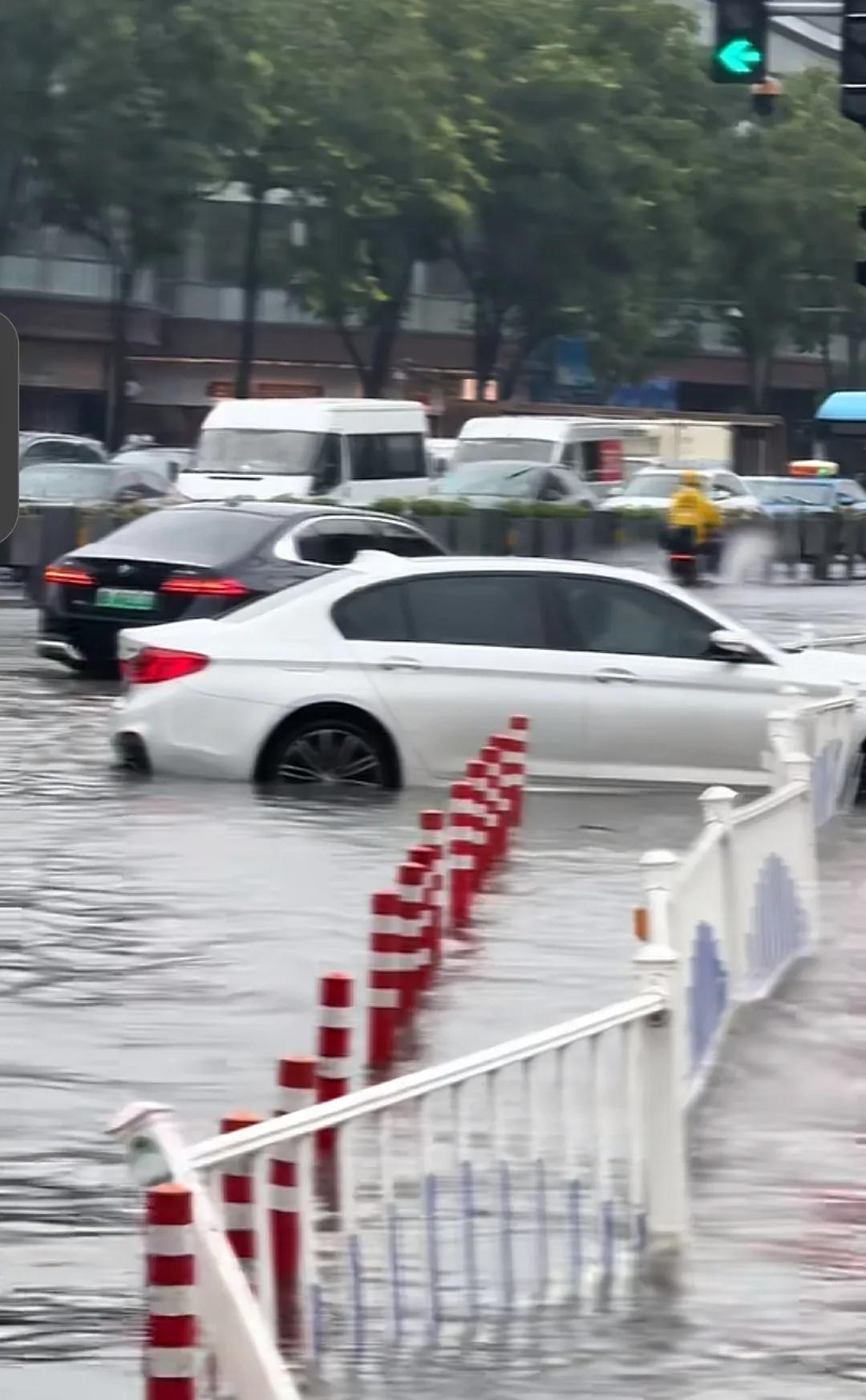 为何路上趴窝的全是宝马？

明明水也不是很深！

有车主一次暴雨换了一套连杆和活