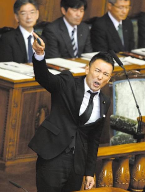 日本彻底坐不住了！
山本太郎在国会直言：“与中国发生军事冲突已不再是遥远的可能，