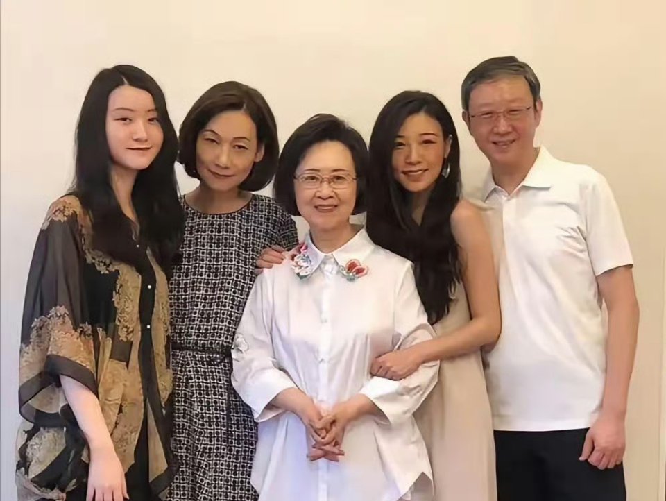 有人说琼瑶儿子没用庞大的家产都打理不好全靠媳妇要是媳妇有二心都没地方哭去！是啊，